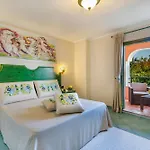 Villaggio Cala Ginepro & 오로세